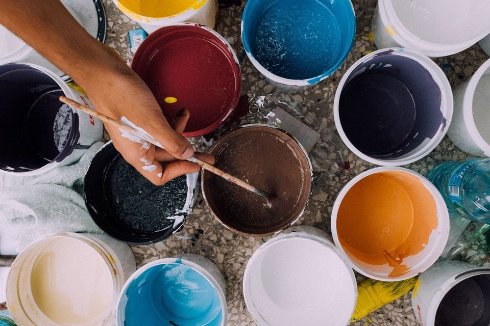 Gotowe farby – kto sprawił, że nasz świat nabrał barw?
